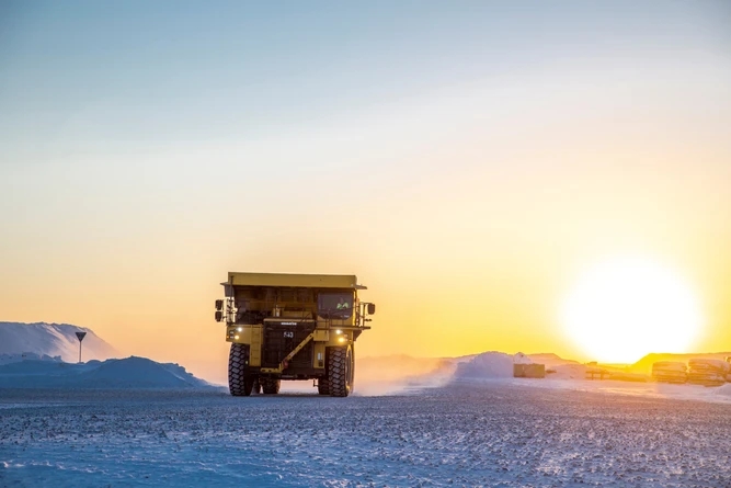 Gruvtruck, Caterpillar 793F kör på en av vägarna i gruvan. 